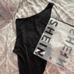NEVER WORN SHEIN ONE SHOULDER BLACK BODYSUIT